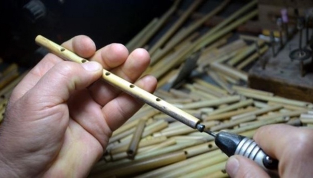 Dimril Sipsisi'nin 14 yıllık mücadelesi... Burdurlu sipsi ustası ve icracısı Hüseyin Demir (59), geleneksel ve otantik bir yöre çalgısı olarak bilinen sipsiye coğrafi işaret almak için mücadele ediyor.